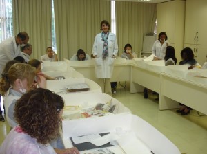 Alessandra Ferrari ministrando curso de Conservação e Restauro para Bibliotecários e Arquivistas do Ministério da Justiça em Brasília/DF em 2012.